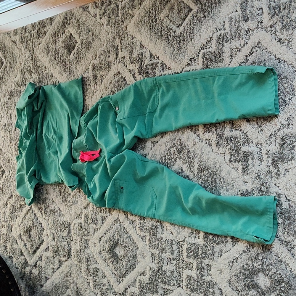 Women's XXS petite scrub pants and XXS shirt  very good condition